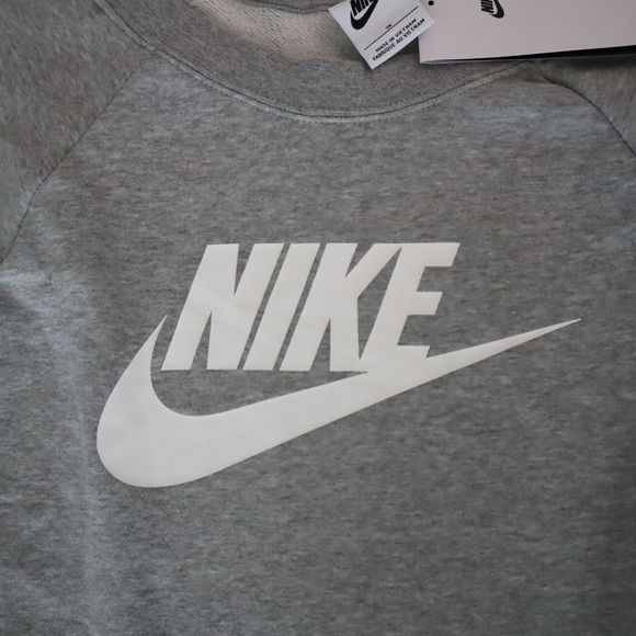 Nike DC6928 063 Women's Plus Sz 1XL Gray Fleece Logo Graphic Sweatshirt $60 - Picture 7 of 9